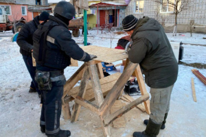 У селищі Свеса на Сумщині тривають відновлювальні роботи на місці ворожого удару