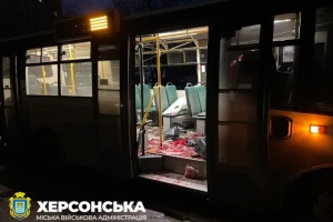 У Херсоні росіяни обстріляли з дрона маршрутку: один загиблий, дев'ятеро поранених