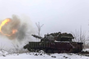  Ukrainische Kämpfer wehren Angriff der Russen mit gepanzerten Fahrzeugen in Region Kursk ab