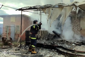 Росіяни вдарили дроном по житловій забудові у Вовчанській громаді - виникла пожежа