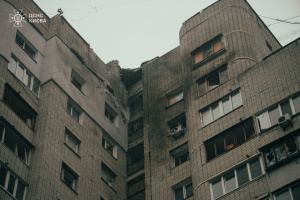 Drohnentrümmer treffen Hochhaus in Kyjiw