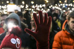 У Сербії поліція втрутилась у протистояння про- та антиурядових сил, є постраждалі
