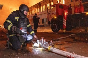 Харків: рятувальники ліквідовують наслідки ворожого удару, є постраждалі