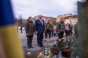 Foreign ministers of Ukraine, Spain honor memory of Ukrainian heroes at Lviv cemetery