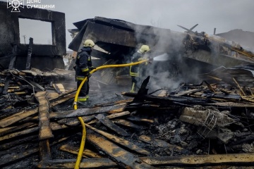 На Сумщині ліквідували масштабну пожежу після нічної атаки росіян