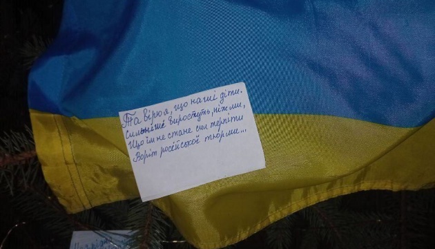 «Жовта стрічка» опублікувала фото із новорічними привітаннями із Криму, Донбасу та Херсонщини