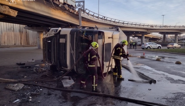 У Києві з Південного мосту впала вантажівка