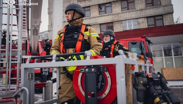 У Сумах рятувальники ліквідували наслідки російської атаки по гуртожитку