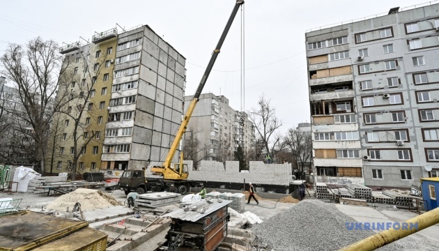 У Запоріжжі поновили відбудову пошкодженої російською ракетою багатоповерхівки