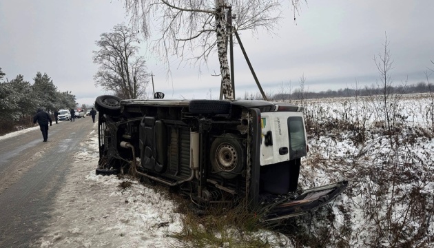 На Закарпатті перекинувся мікроавтобус із пасажирами: є травмовані, серед них - дитина