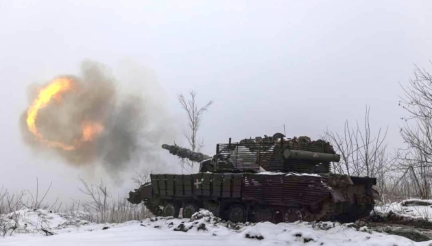  Ukrainische Kämpfer wehren Angriff der Russen mit gepanzerten Fahrzeugen in Region Kursk ab