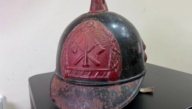 Tratan de enviar un raro casco de bombero por correo de Ucrania a Escocia