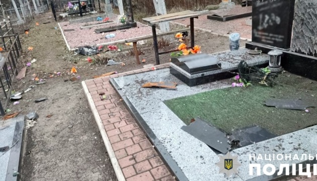 На Полтавщині російський безпілотник пошкодив могили на цвинтарі