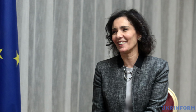 До Києва прибула єврокомісарка Лябіб, планує обговорити посилення гумдопомоги від ЄС
