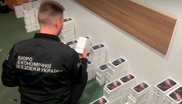 Сотні смартфонів в одній автівці: на Львівщині вилучили контрабандні iPhone на ₴20 мільйонів Сотні смартфонів в одній автівці: на Львівщині вилучили контрабандні iPhone на ₴20 мільйонів