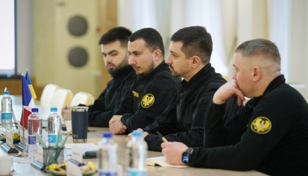 Ucrania y Francia abordan una mayor cooperación en la industria de defensa