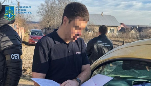 Голову сільради на Буковині викрили на розкраданні ₴1,4 мільйона на закупівлі одягу для військових Голову сільради на Буковині викрили на розкраданні ₴1,4 мільйона на закупівлі одягу для військових