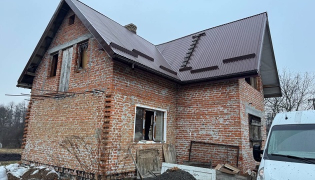 На Львівщині внаслідок падіння уламків збитого дрона пошкоджений будинок На Львівщині внаслідок падіння уламків збитого дрона пошкоджений будинок