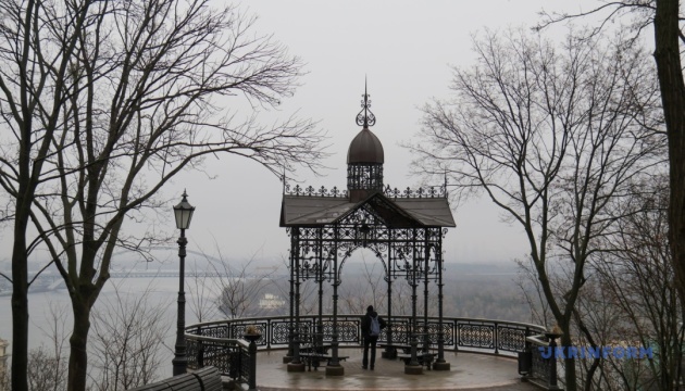 В Україні завтра вітряно, але без опадів, вдень до +6°