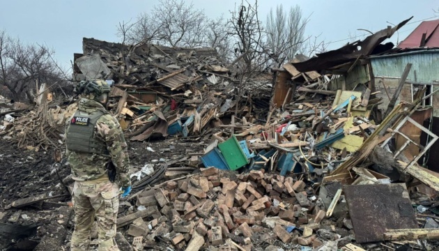 Guerre en Ukraine: Une femme tuée et quatre civils blessés dans des bombardements russes sur la région de Donetsk 