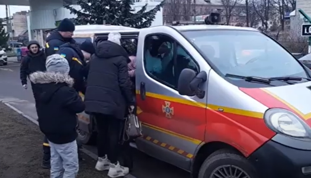 З прикордоння Сумщини евакуювали багатодітну сім’ю З прикордоння Сумщини евакуювали багатодітну сім’ю