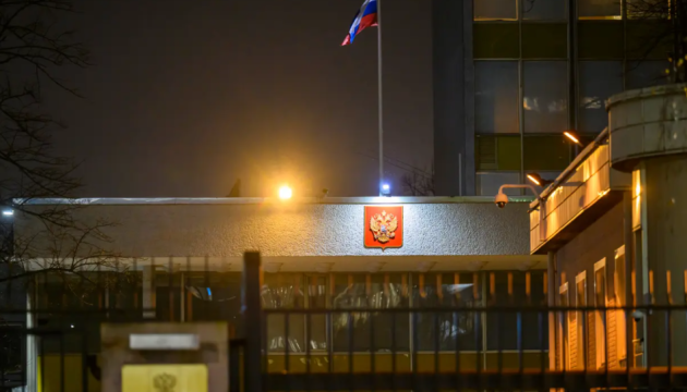 У Швеції чоловік намагався в’їхати автомобілем на територію посольства РФ У Швеції чоловік намагався в’їхати автомобілем на територію посольства РФ