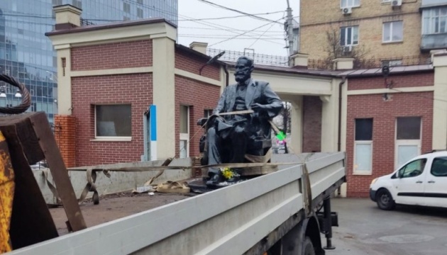 У Києві демонтували пам'ятник російському вченому Павлову