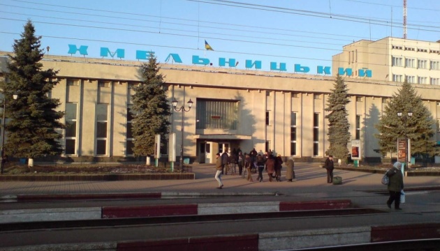 У Хмельницькому евакуювали залізничний вокзал через повідомлення про «замінування» У Хмельницькому евакуювали залізничний вокзал через повідомлення про «замінування»