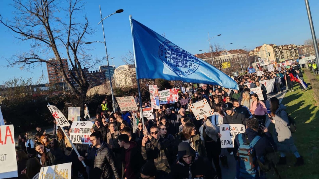 У сербському Новому Саді десятки тисяч людей блокують три мости