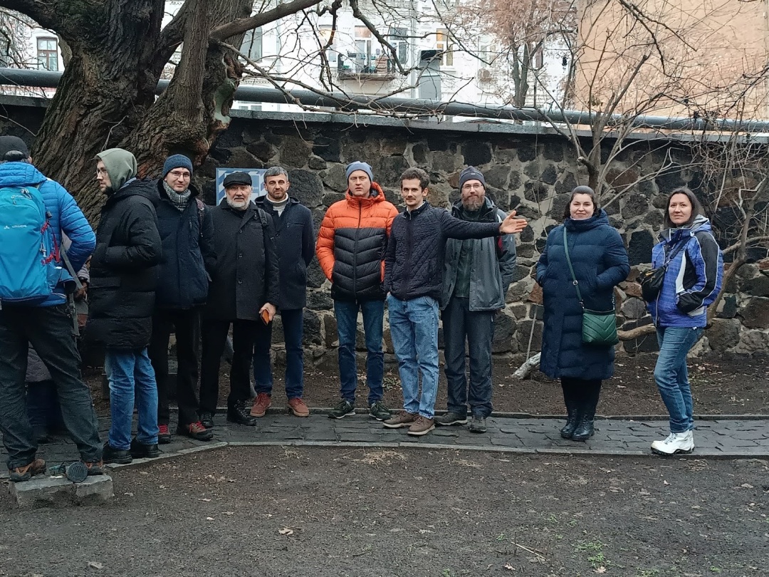Біля шовковиці під час публічної лекції.