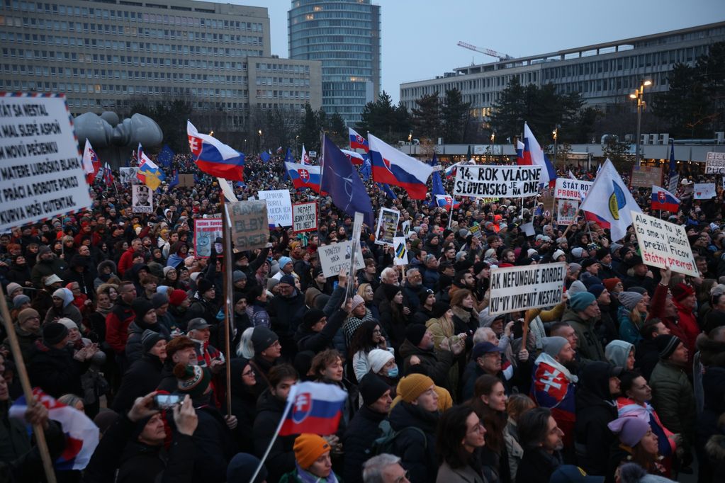 Десятки тисяч жителів Словаччини вийшли на акції проти уряду Фіцо