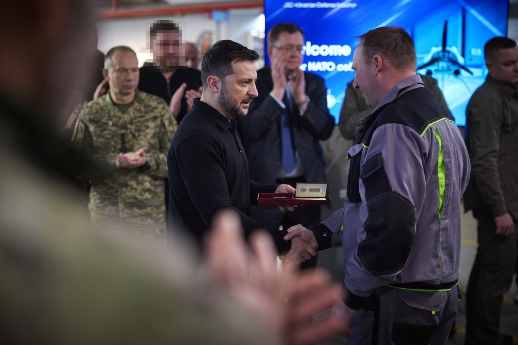 Zelensky, presidente del comité militar de la OTAN, visite la empresa de la industria de defensa