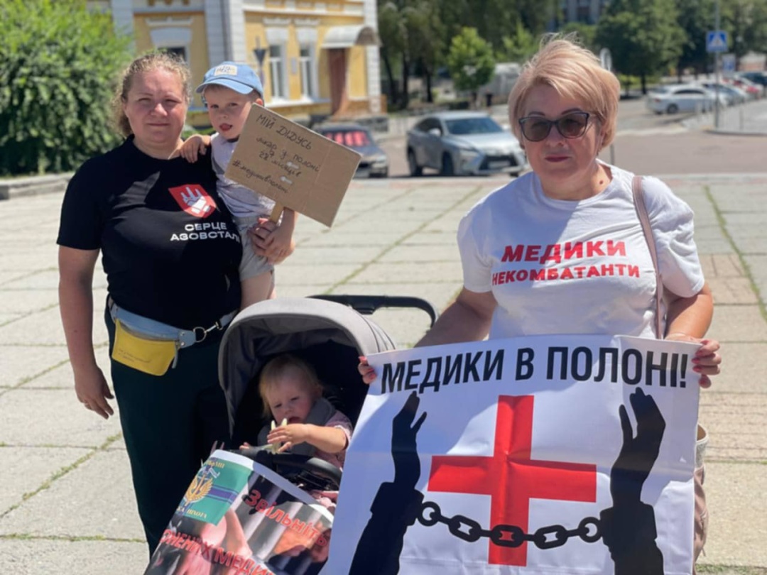 Марина Олексюк (ліворуч) з дітками на акції підтримки українських полонених.