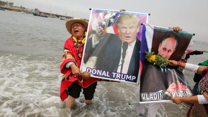 Перуанські шамани тримають портрети Дональда Трампа і Володимира Путіна під час ритуалу передбачень на наступний рік . фото Reuters Перуанські шамани тримають портрети Дональда Трампа і Володимира Путіна під час ритуалу передбачень на наступний рік . фото Reuters