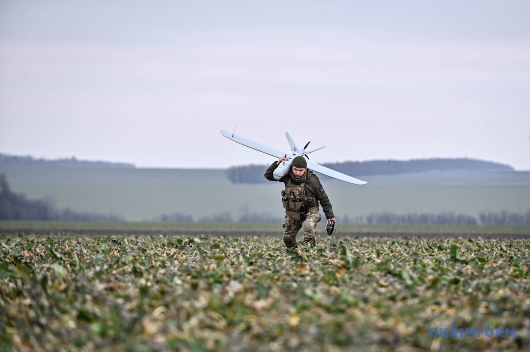 Фото: Дмитро Смольєнко Військовослужбовець взводу аеророзвідки 108-ї окремої бригади Сил територіальної оборони Збройних сил України, який захищає Україну від російського агресора на Запорізькому напрямку, несе БПЛА Фото: Дмитро Смольєнко Військовослужбовець взводу аеророзвідки 108-ї окремої бригади Сил територіальної оборони Збройних сил України, який захищає Україну від російського агресора на Запорізькому напрямку, несе БПЛА