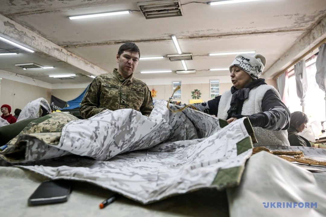 Рубен Серуханян та волонтерка, яка працює в швацькому цеху з перших днів війни Рубен Серуханян та волонтерка, яка працює в швацькому цеху з перших днів війни