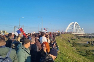 У сербському Новому Саді десятки тисяч людей блокують три мости