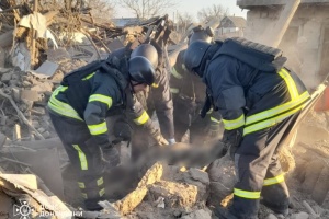 Guerre en Ukraine : Trois morts et huit blessés dans des bombardements russes sur la région de Donetsk 