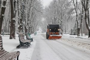 На Прикарпатті рятувальники витягнули зі снігових заметів 12 авто та автобус