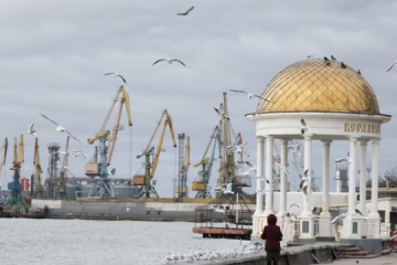 Invasores utilizan el puerto de Berdyansk para exportar el grano saqueado