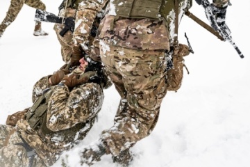 Canadian military shows Ukrainian soldiers undergoing training in tactical medicine
