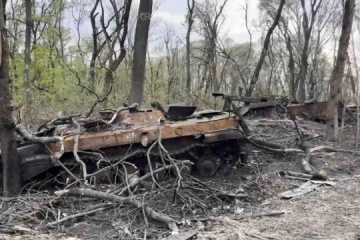 Nationalgardisten zeigen Vernichtung einer Angriffskolonne russischer Panzerfahrzeuge in Region Donezk