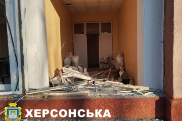 Guerre en Ukraine : Plusieurs immeubles, des établissements de santé et d’enseignement endommagés dans une frappe aérienne russe sur Kherson 