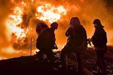 Region Kyjiw: Brand an Industrieanlage durch Drohnentrümmer 