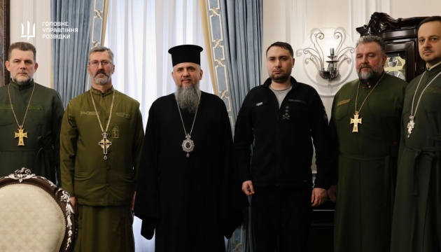 Буданов передав митрополиту Епіфанію ікону «Свята Трійця» XIX століття, яка вважалася втраченою Буданов передав митрополиту Епіфанію ікону «Свята Трійця» XIX століття, яка вважалася втраченою