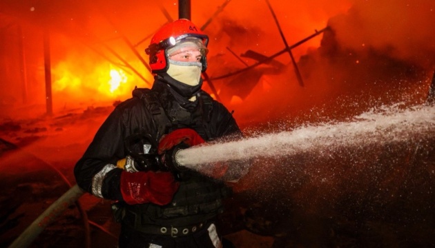 У Харкові загасили пожежу на підприємстві, яка cпалахнула через влучання російського БПЛА