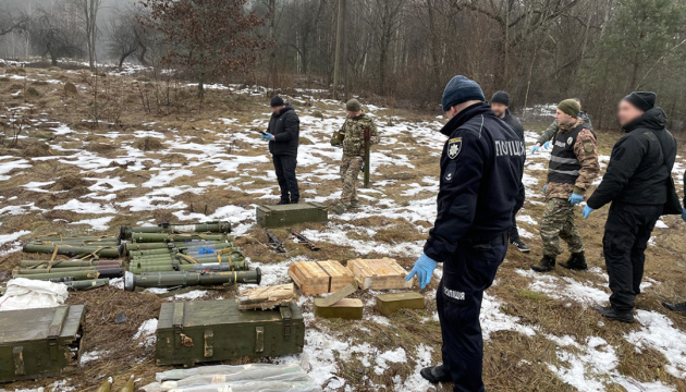 На Чернігівщині виявили близько тонни зброї та боєприпасів