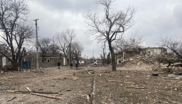 Guerre en Ukraine : Un civil tué et deux blessés dans des bombardements russes sur la région de Donetsk 