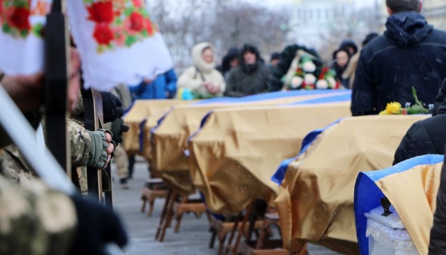 У Полтаві попрощалися з двома родинами, які загинули від ракетного обстрілу
