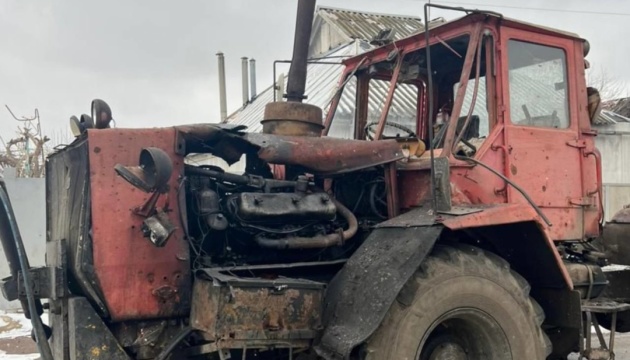 На Харківщині ворог атакував дроном трактор, поранений водій На Харківщині ворог атакував дроном трактор, поранений водій